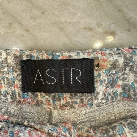 ASTR The Label high waist Metallic Floral Shorts with pockets Women's Sz 4 NWOT - Picture 2 of 8
